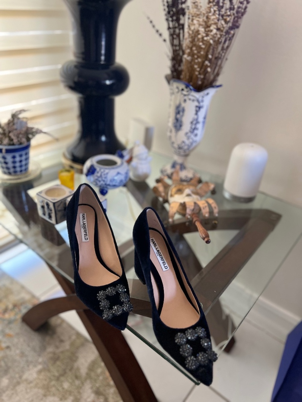 Chic navy velour pumps
